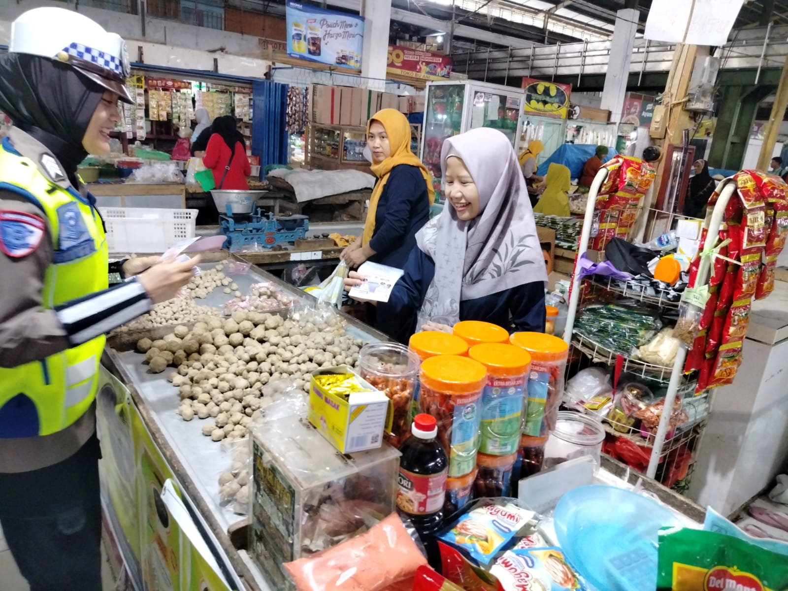 Emak-Emak dan Pedagang Pasar Dapat Pengetahuan Tertib Lalulintas 