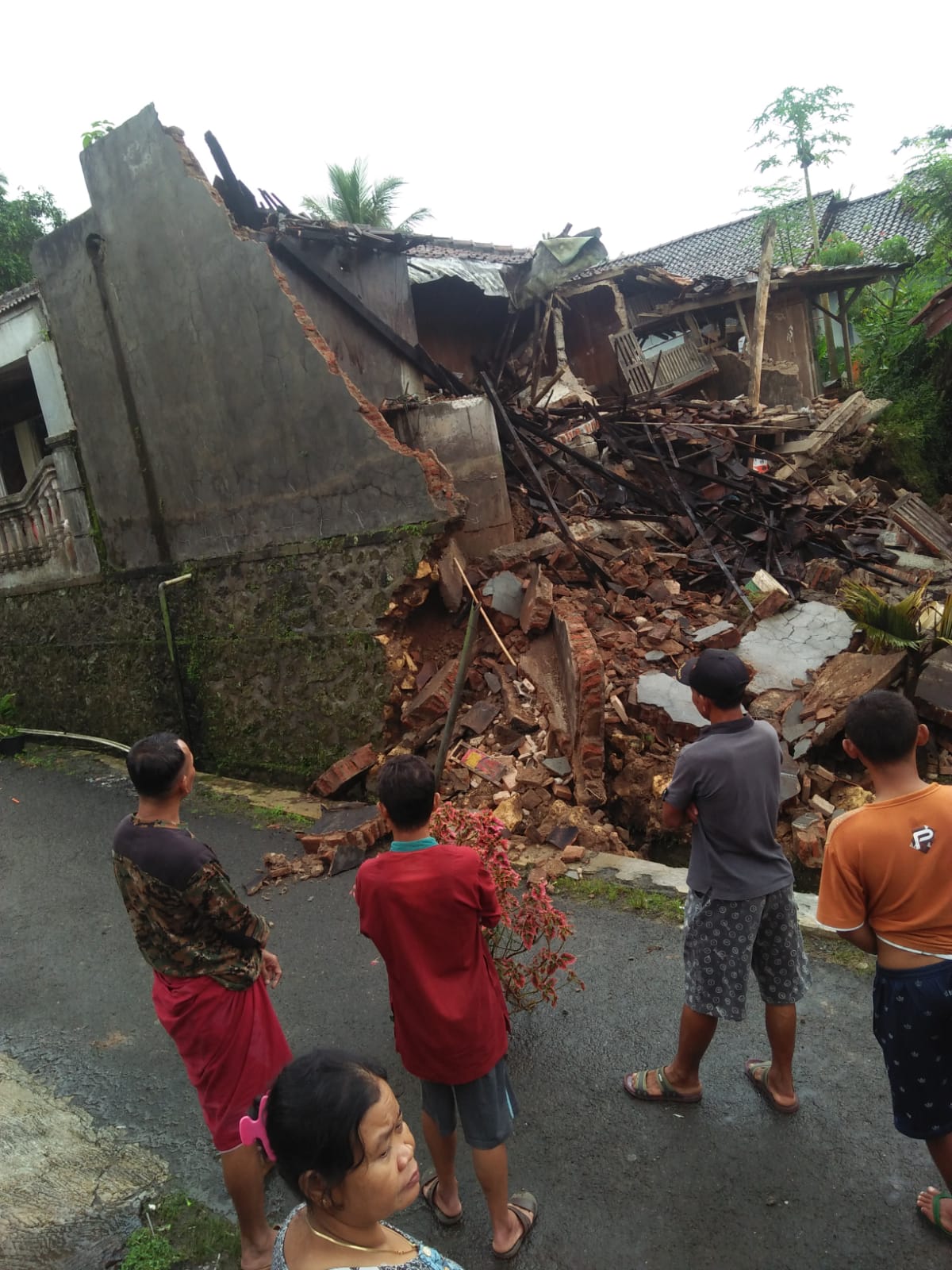 91 Rumah Rusak Berat, dan 11 Jalan Amblas Akibat Longsor di Kecamatan Gumelar