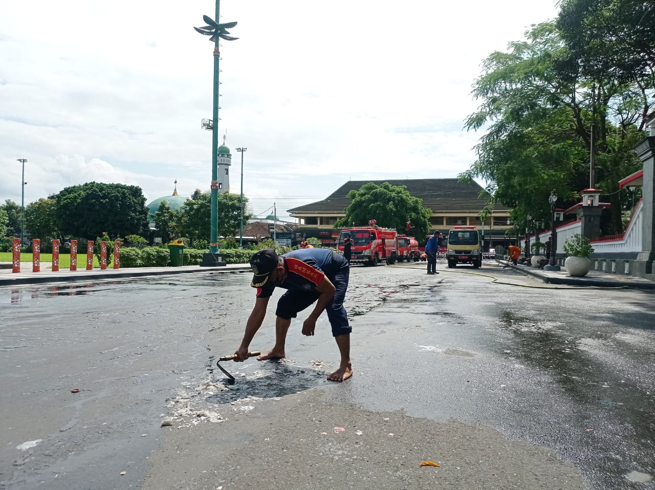 Gerak Cepat, Bekas Lilin Yang Membuat Pengendara Terjatuh di Alun-Alun Purwokerto Dibersihkan