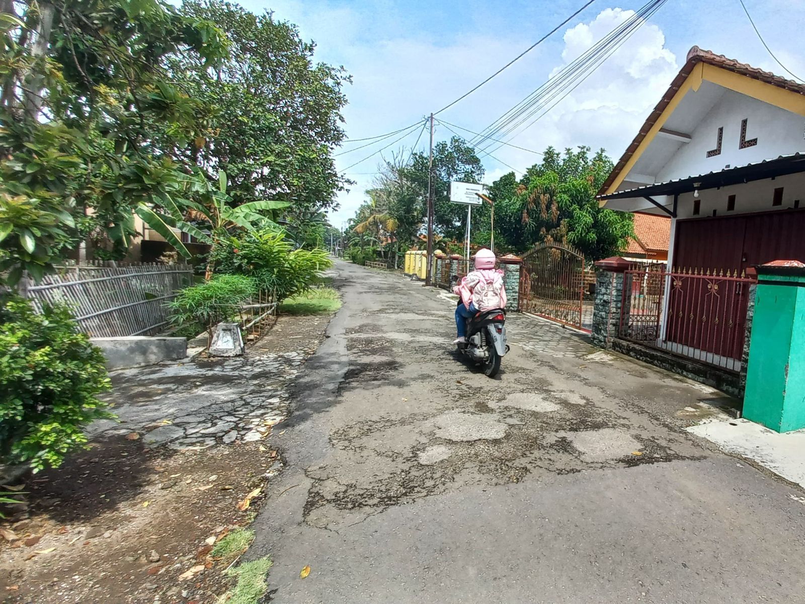 Jalan di Wilayah Cilacap Utara Rusak dan Berlubang