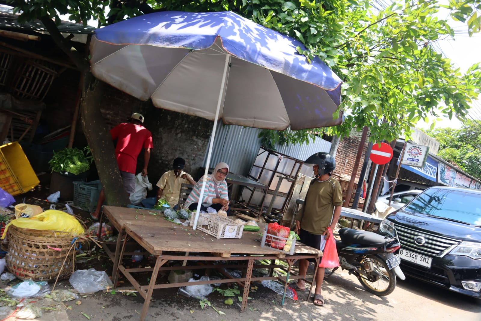 Pedagang Pasar Wage Meluber Hingga Jalan MT Haryono, Kesemrawutan Lalu Lintas Dikeluhkan Pengguna Jalan
