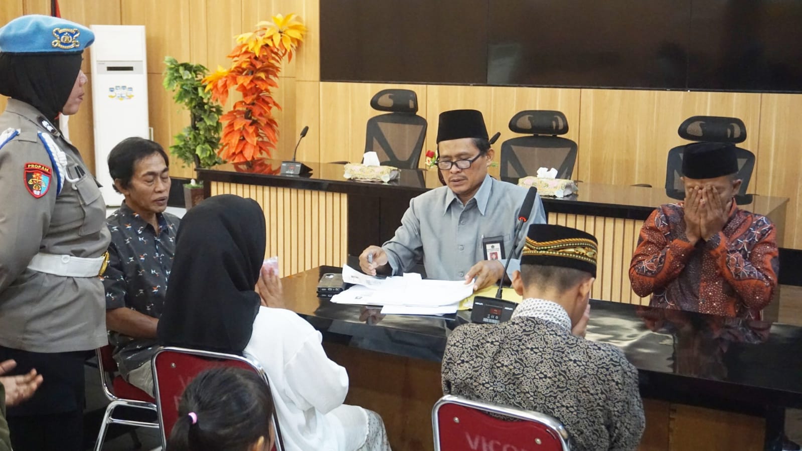 Warga Kecamatan Rembang Terpaksa Menikah di Kantor Polisi Usai Jadi Tersangka Penganiayaan