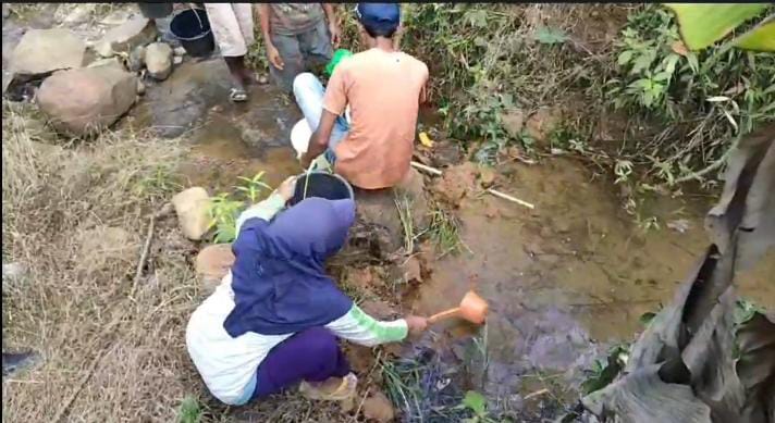 Terdampak Kekeringan Parah, Warga Dusun Cilulu Terpaksa Berjalan 2 Km untuk Dapat Air Bersih
