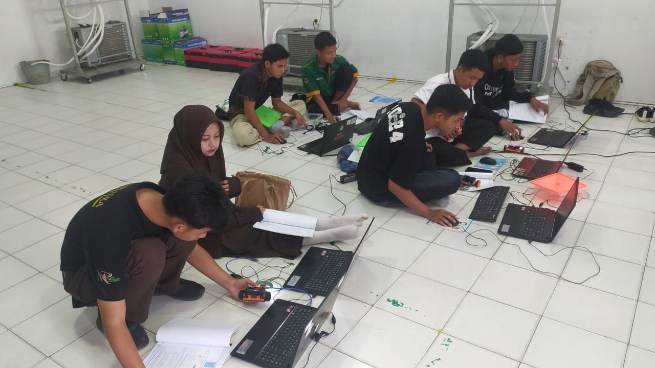 Siswa SMK Kebumwn Kembangkan Robot Line Follower