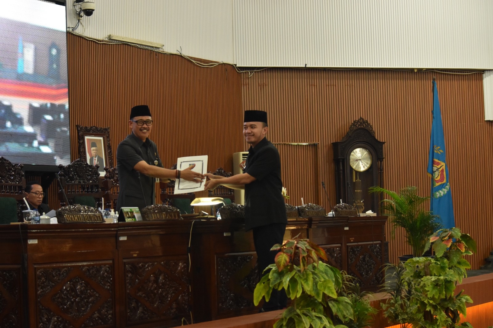 Dua Fraksi Dukung Raperda Kearsipan dan Keperpustakaan