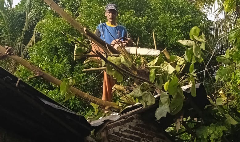 Warga Gerumbul Karet Swadaya Tinggikan Parapet Lagi