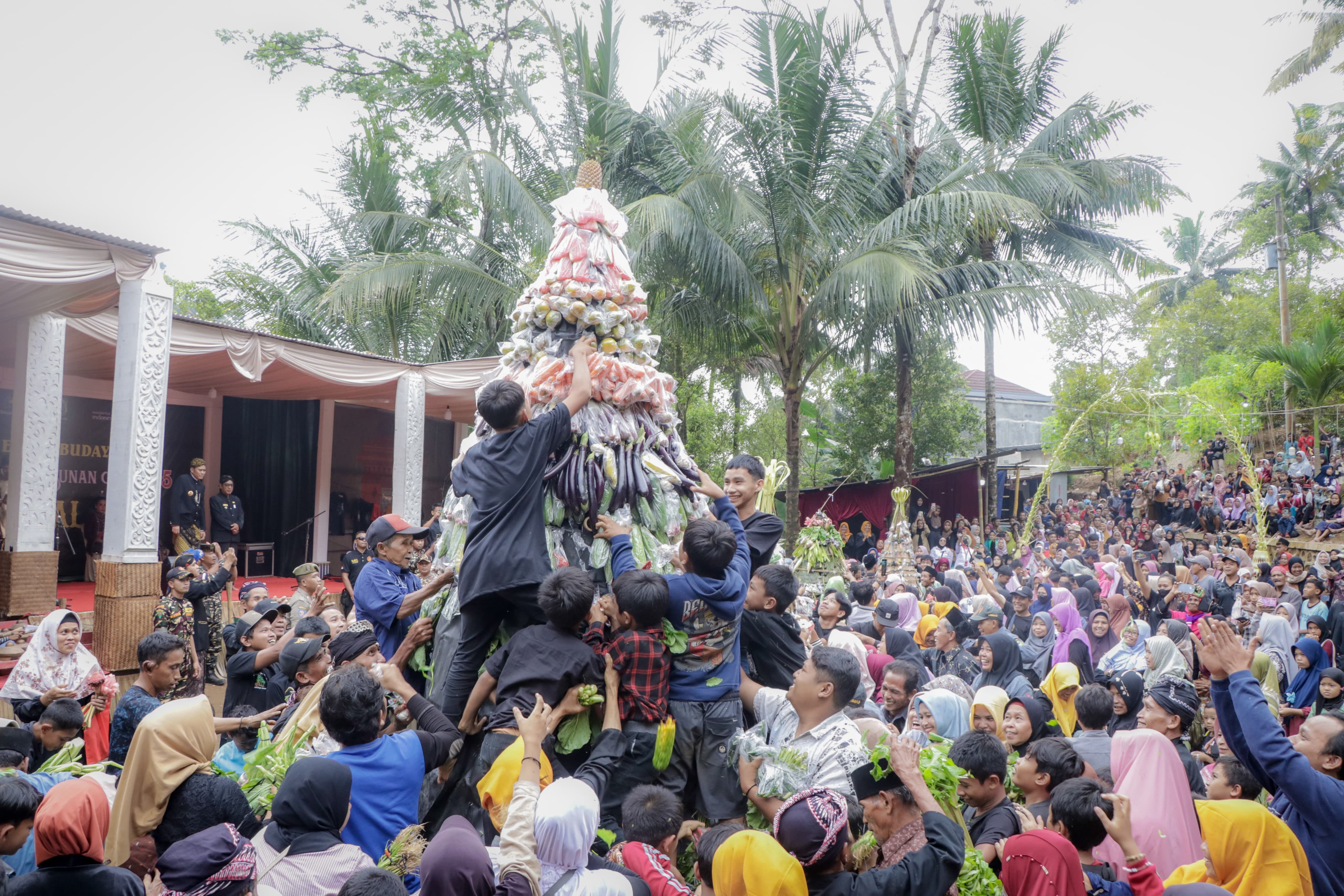 Grebeg Suran Sunan Geseng, Tradisi Warga Gumelem Kulon Sambut Tahun Baru Islam dengan Kirab dan Ngalap Berkah
