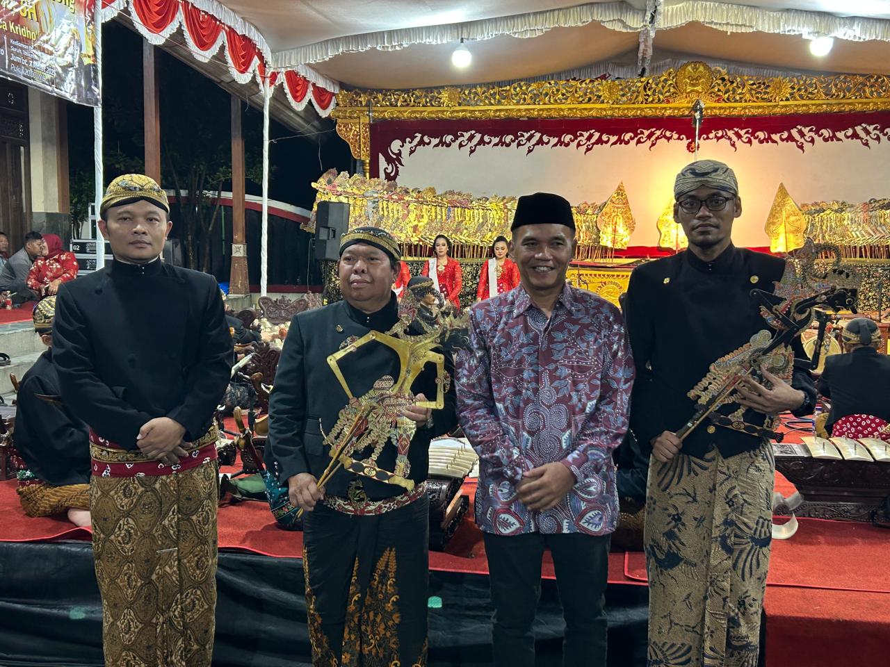 Sumanto Pentaskan Wayang Kulit di Karanganyar, Puluhan Dalang jadi Penabuh Gamelan
