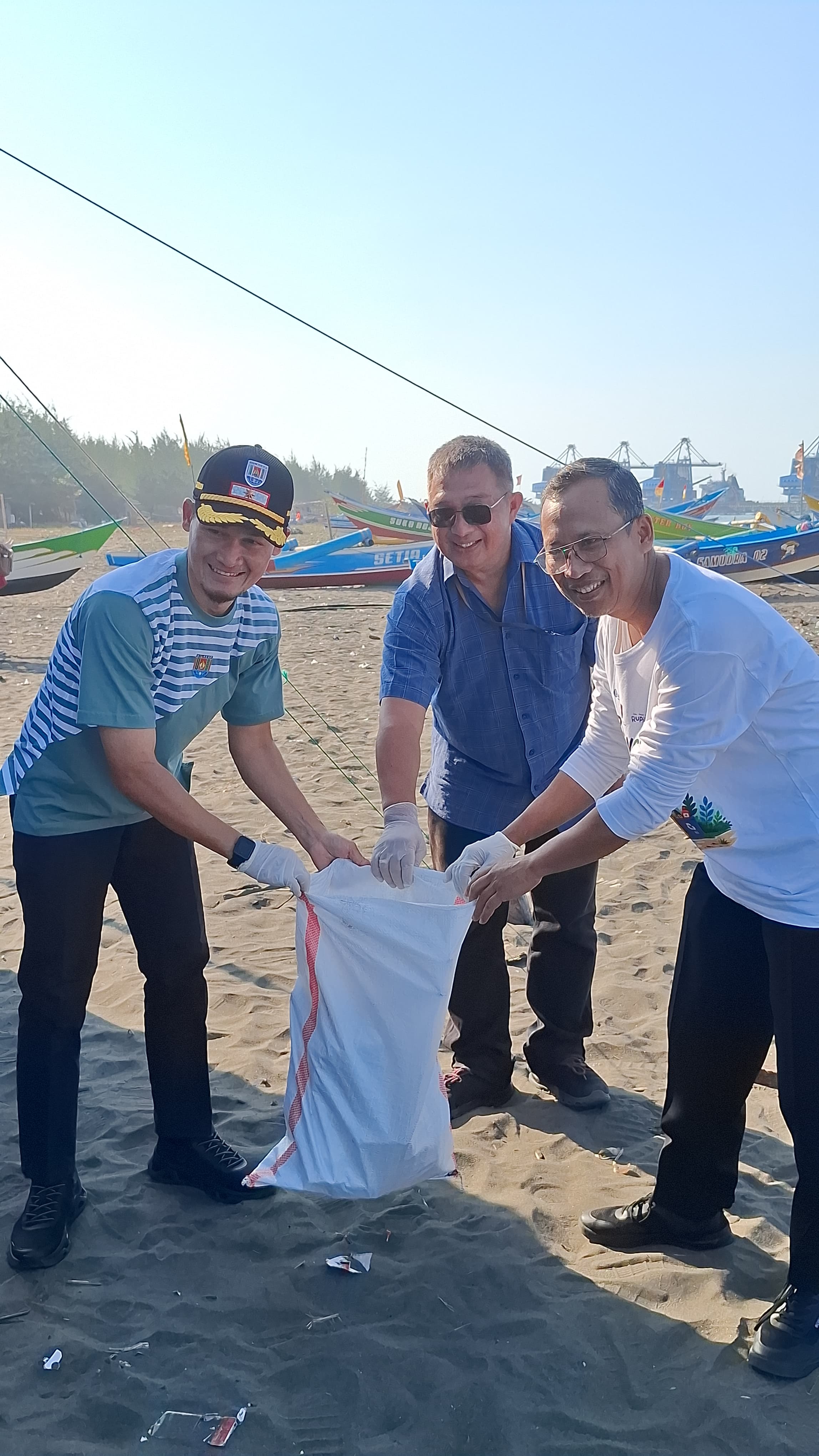Cilacap Uji Coba Smart Dropbox untuk Kelola Sampah Plastik Pesisir