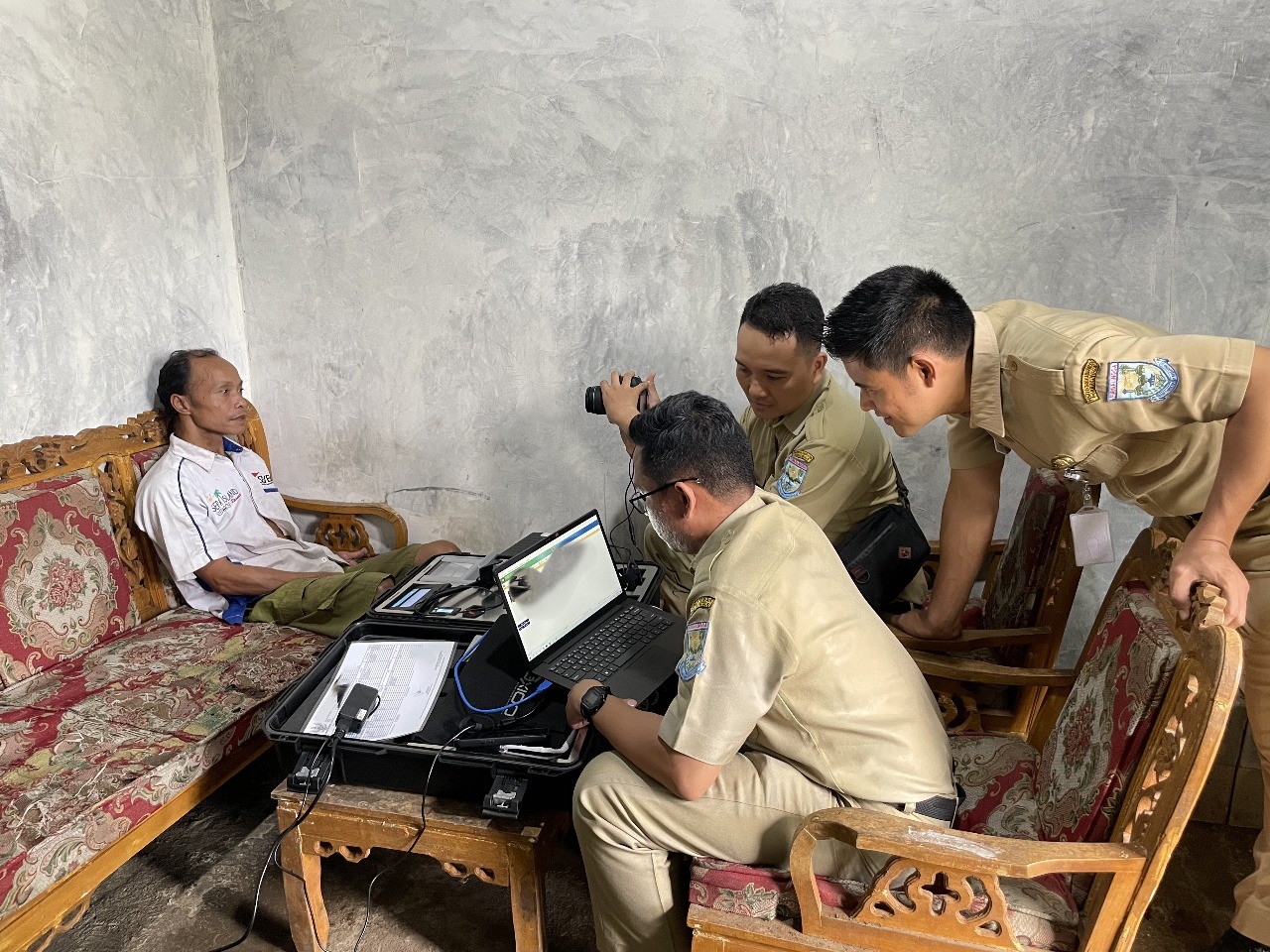 Dinpendukcapil Jemput Bola Layani Adminduk Warga Rentan