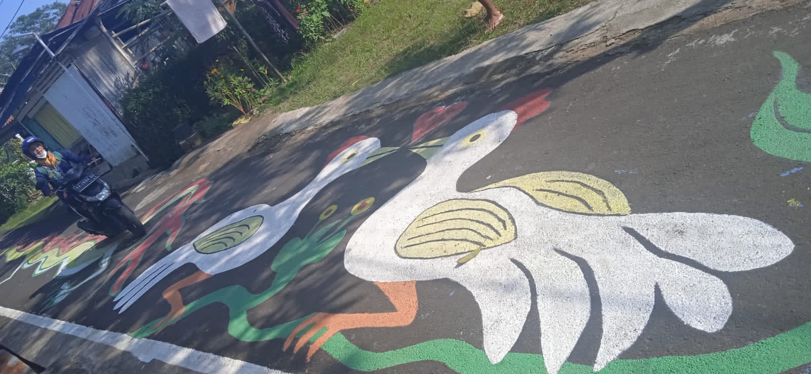 Lukisan Burung di Aspal Jalan Kelurahan Sumpiuh Jadi Spot Swafoto Dadakan