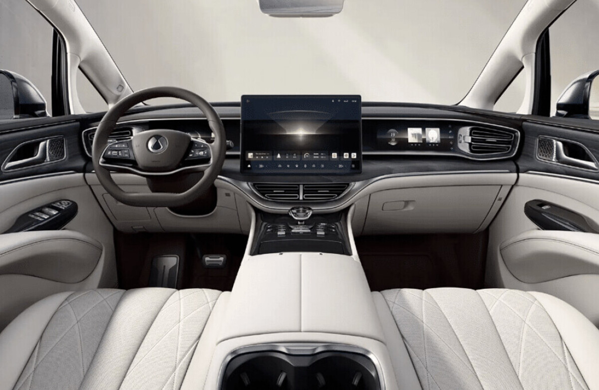 Duel Sengit Mobil MPV Bongsor Kesayangan Keluarga, Mobil BYD Denza D9 Vs Kia Grand Carnival