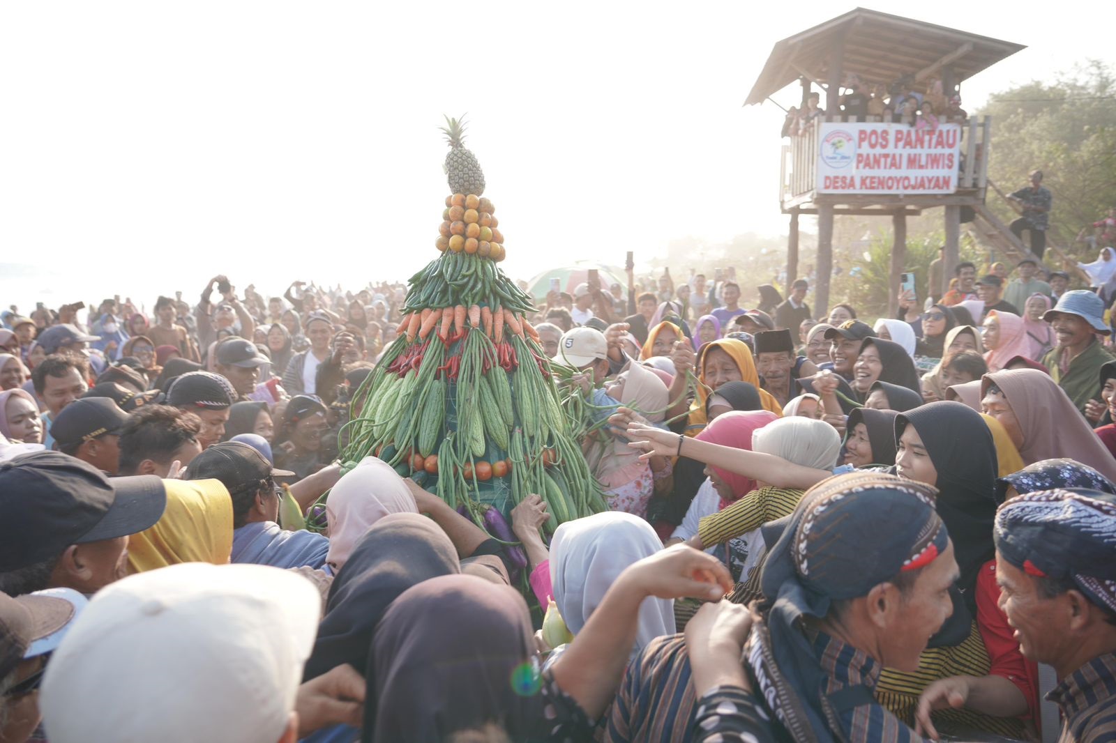 Tradisi Grebeg Rolasan Jadi Magnet Wisata Pantai Mliwis