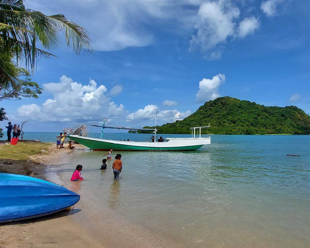 3 Rekomendasi Pantai Terindah di Jawa Timur untuk Liburan yang Memukau