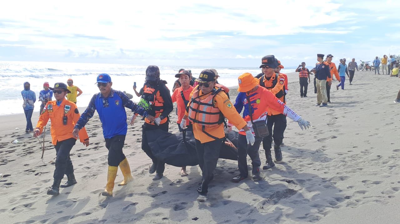  Wisatawan yang Terseret Ombak Pantai Ambal Ditemukan