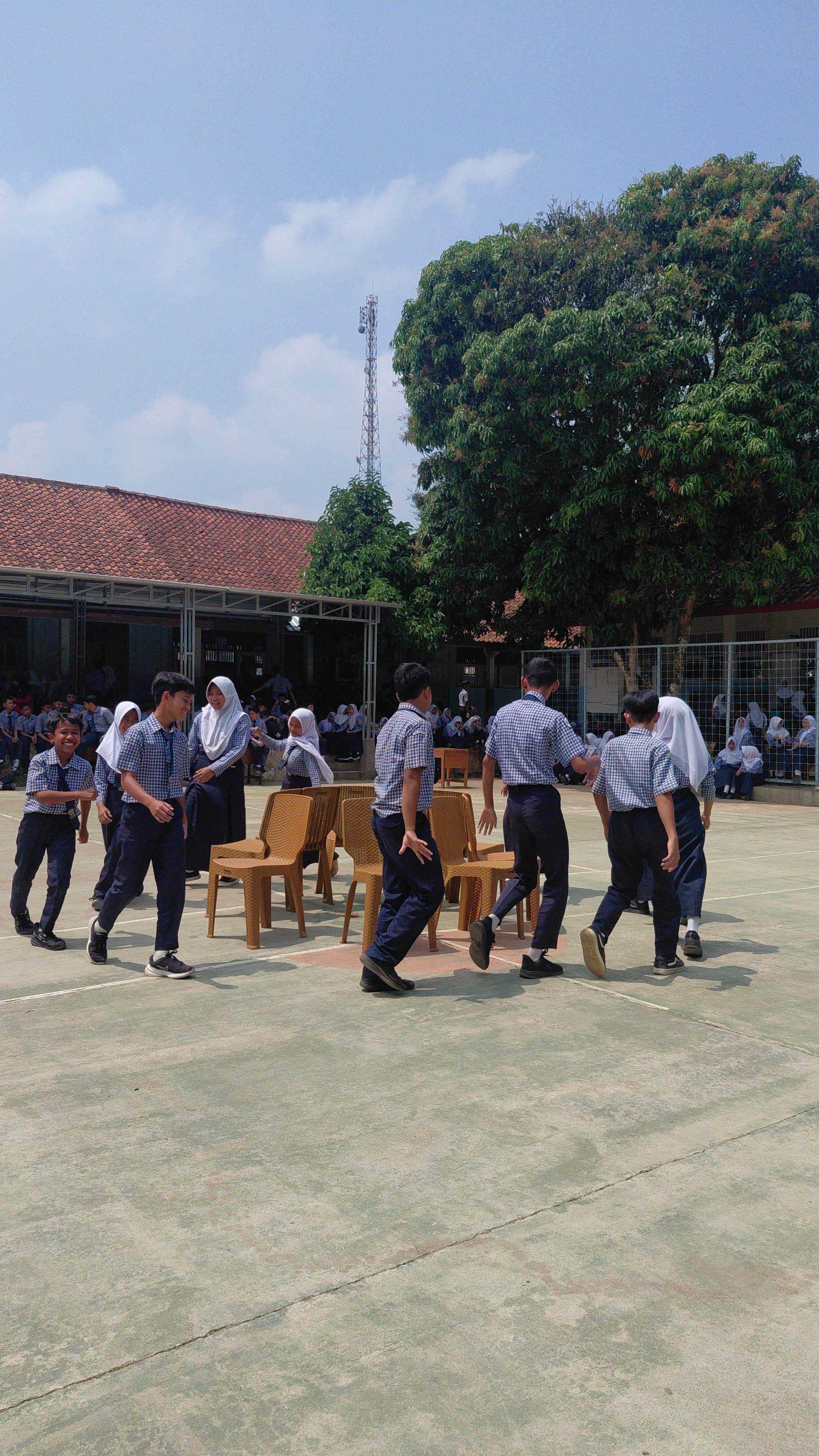 SMPN 2 Dayeuhluhur Rayakan HUT RI dengan Fun Games