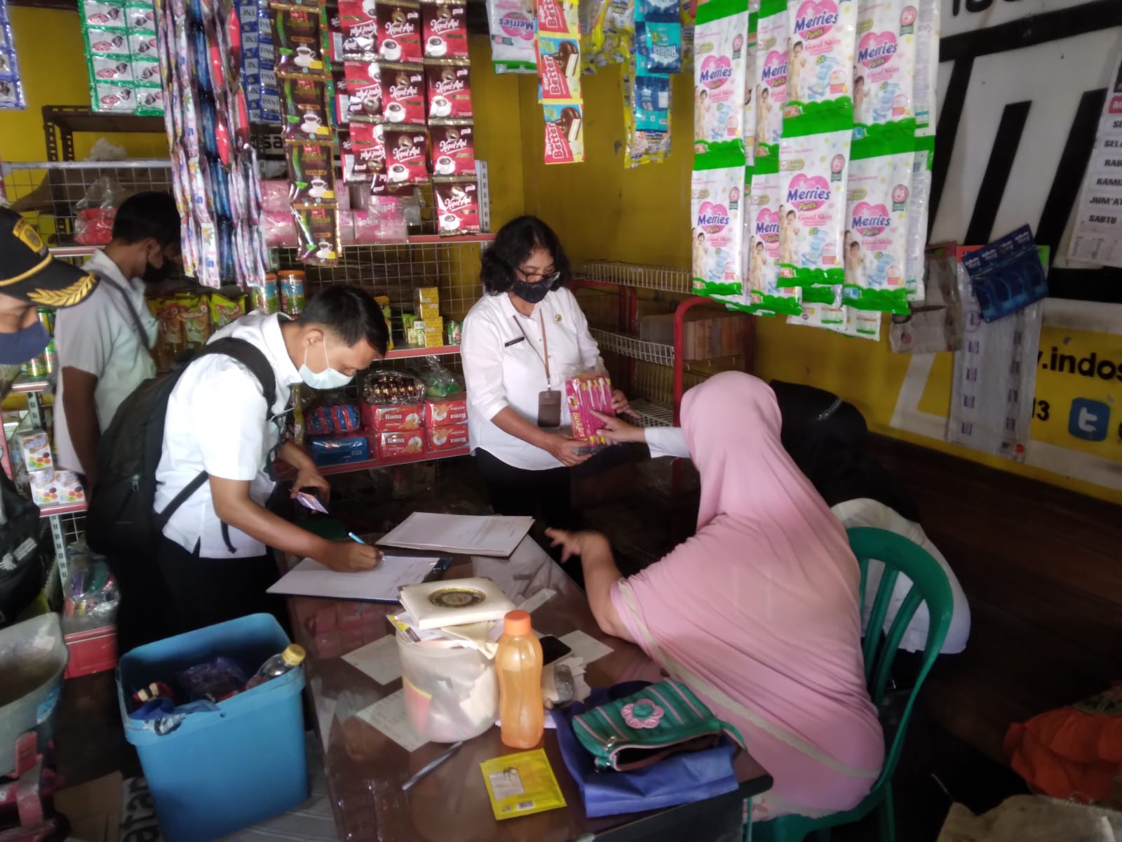 Monitoring BDKT, Dinperindag Purbalingga Temukan Makanan Kedaluwarsa di Pasar Padamara