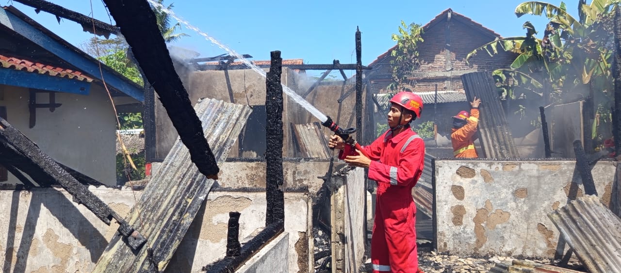 Diduga Kompor Meledak Saat Masak, Rumah di Adipala Terbakar