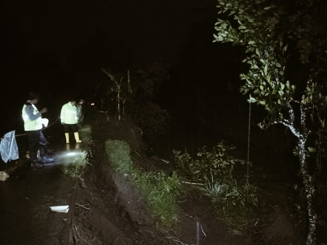 Longsor di Karanggayam Gerus Bahu Jalan
