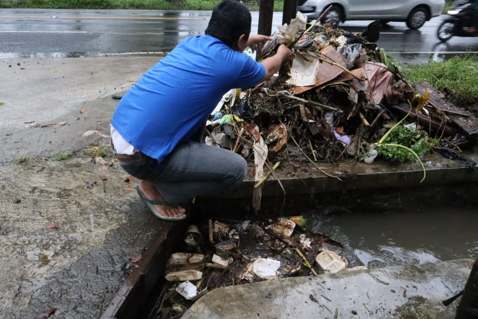 Drainase Jalan Soepardjo Roestam Sering Meluap Saat Hujan Deras, Ini Sebabnya