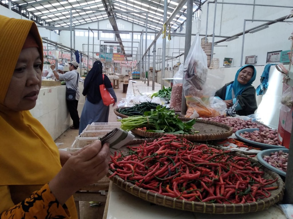 Konsumen Borong Cabai, Pasaran Jadi Sepi 