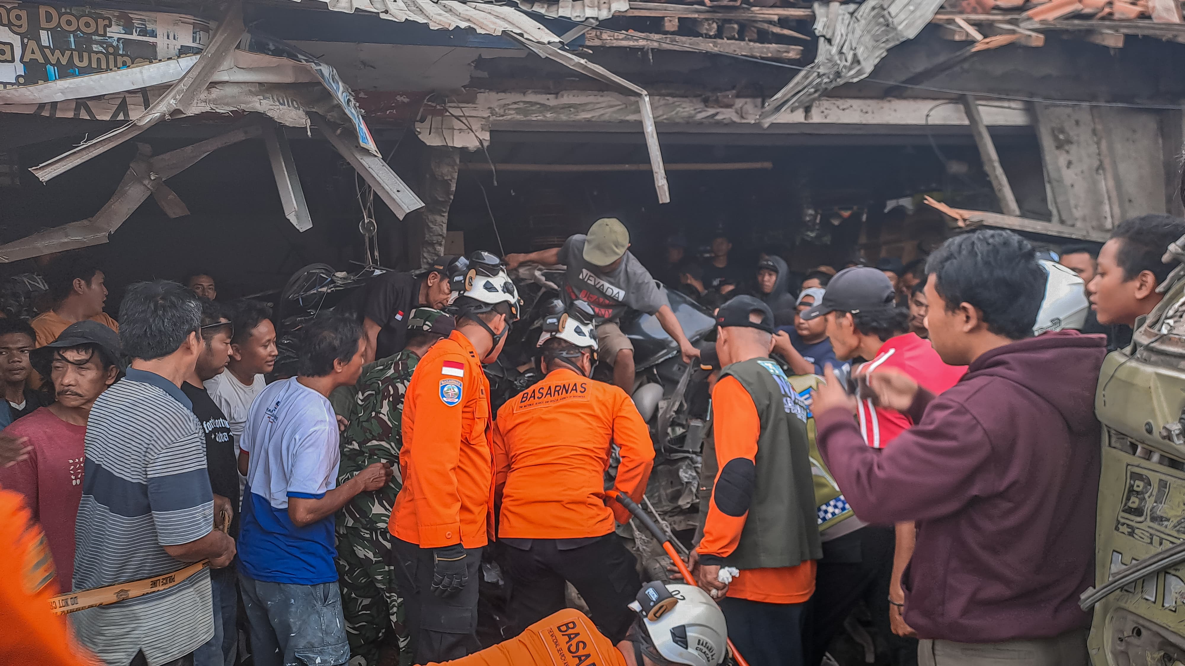 Kecelakaan Maut di Jalan Tentara Pelajar Cilacap, Truk Tangki Seruduk Terios dan Toko, Empat Orang Meninggal