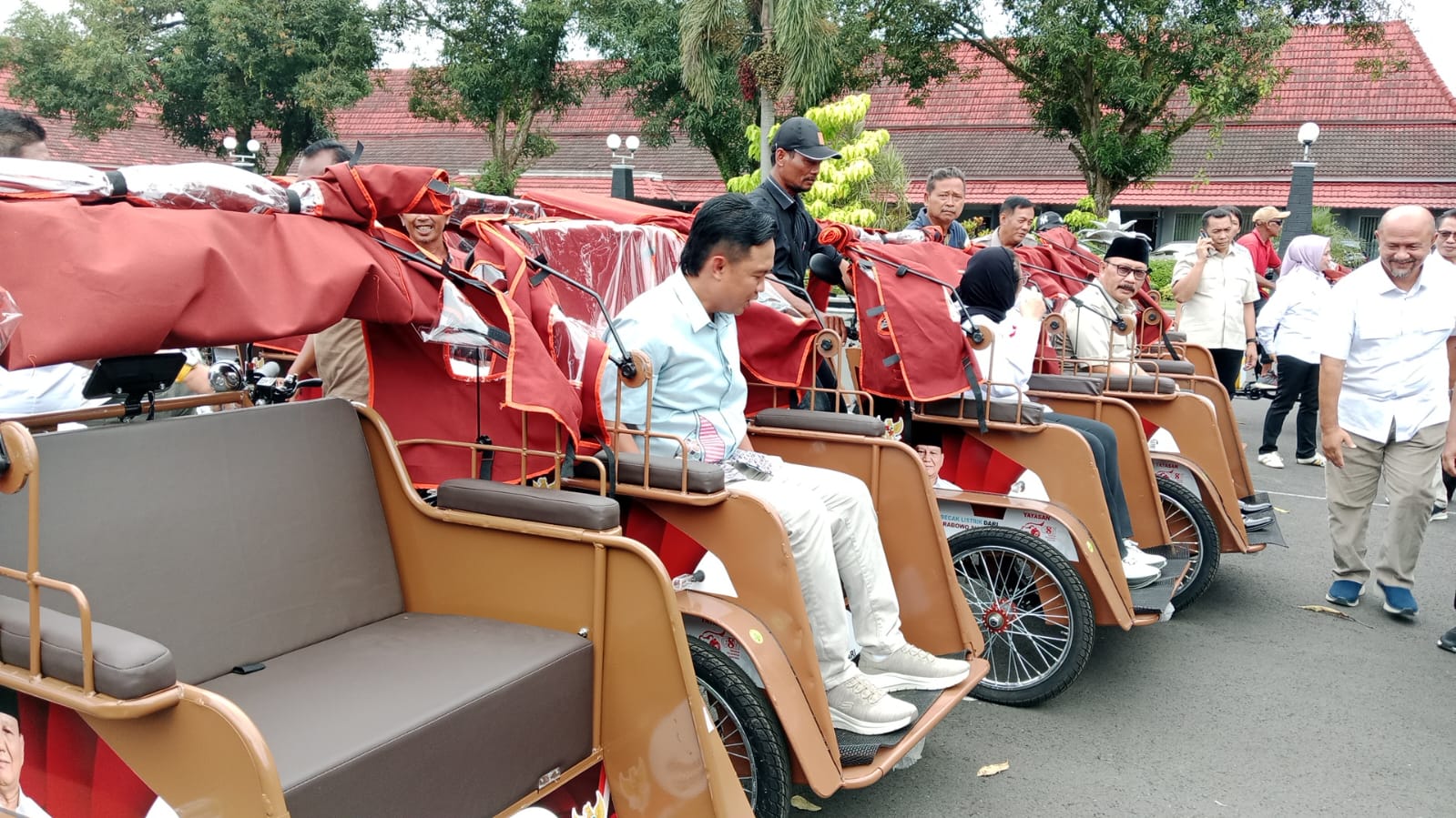 180 Becak Listrik Dibagikan untuk Pengayuh Becak di Cilacap