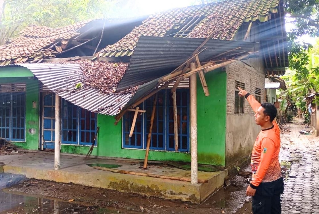 Hujan Deras, Atap Rumah Warga Petanahan Ambruk