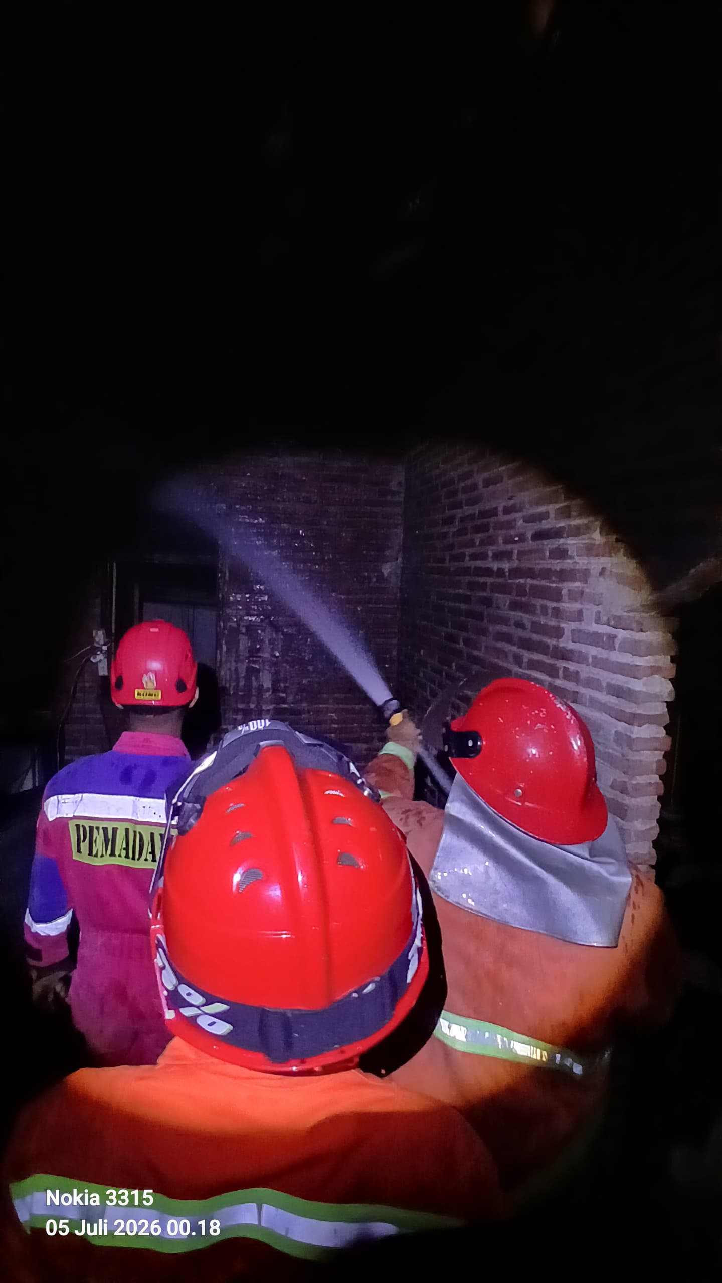 Tungku Pawon Bakar Rumah di Kalibagor, Damkar Banyumas Selamatkan Bangunan dari Kobaran Api yang Meluas