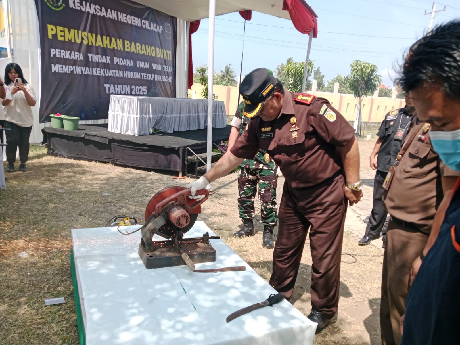 154 Kasus Inkracht, Kejari Cilacap Musnahkan Barang Bukti Berbahaya