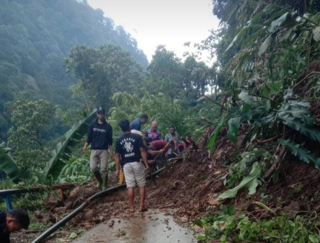 Material Longsor di Jalur Siregol Mulai Dibereskan