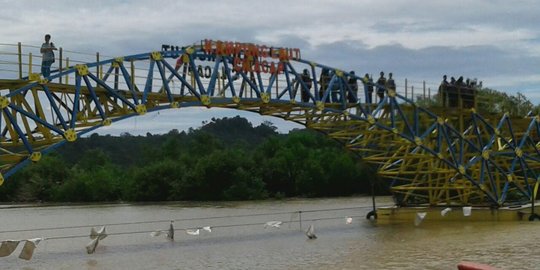 Kementerian PUPR Serahkan Jembatan Apung Kampung Laut kepada Pemkab Cilacap