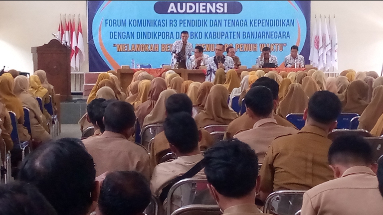 Ratusan PPPK Paruh Waktu Banjarnegara Audiensi dengan Dindikpora dan BKD