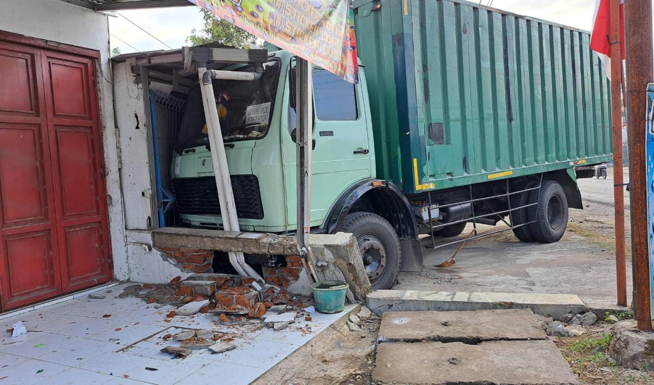 Truk Tabrak Motor dan Rumah di Jalan Raya Rawalo-Jatilawang, Satu Korban Meninggal di Lokasi