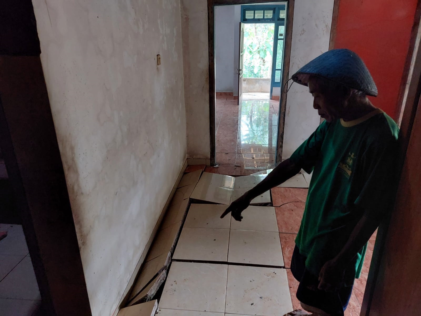 Pergerakan Tanah di Karanggayam Sebabkan Rumah Warga Retak