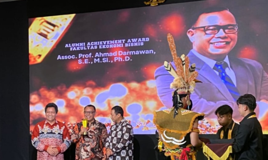 Akhmad Darmawan Raih Alumni Achievement Award 