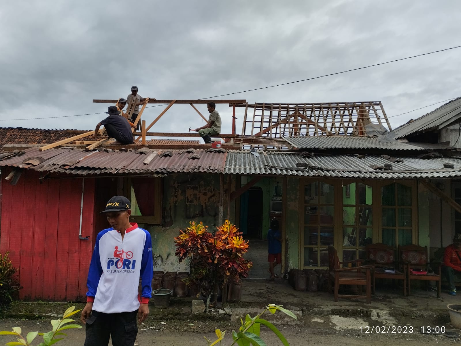 Diterjang Angin Kencang, Atap Rumah Roboh di Menganti Rawalo. 