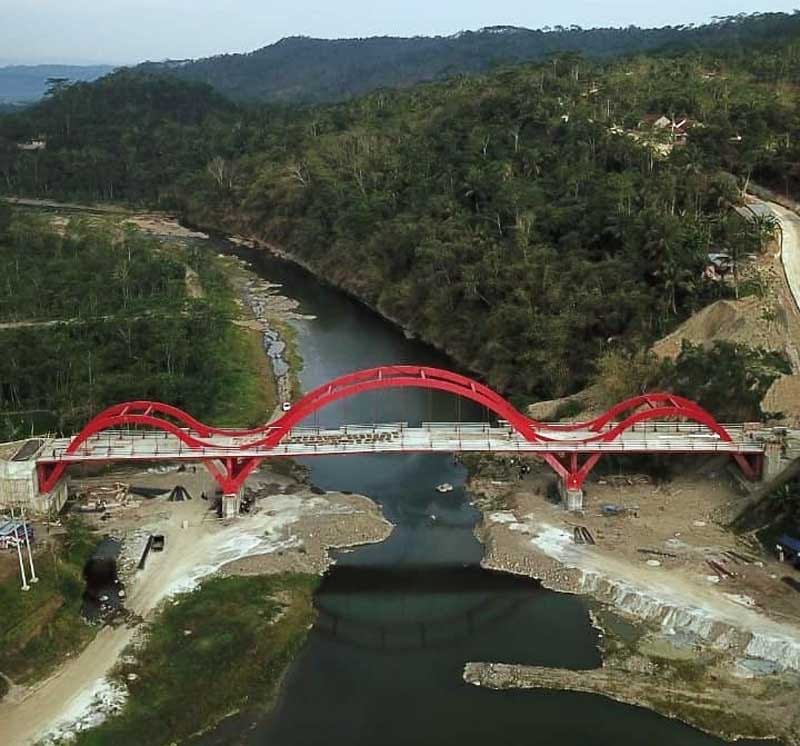 Lima Tersangka Kasus Dugaan Korupsi Jembatan Merah Diserahkan Kepada Kejari Purbalingga, Langsung Ditahan