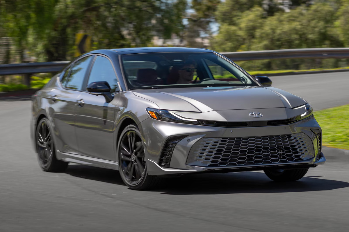 Sedan Hybrid Paling Ganteng? Intip Fitur dan Spesifikasi Toyota Camry 2025 XSE