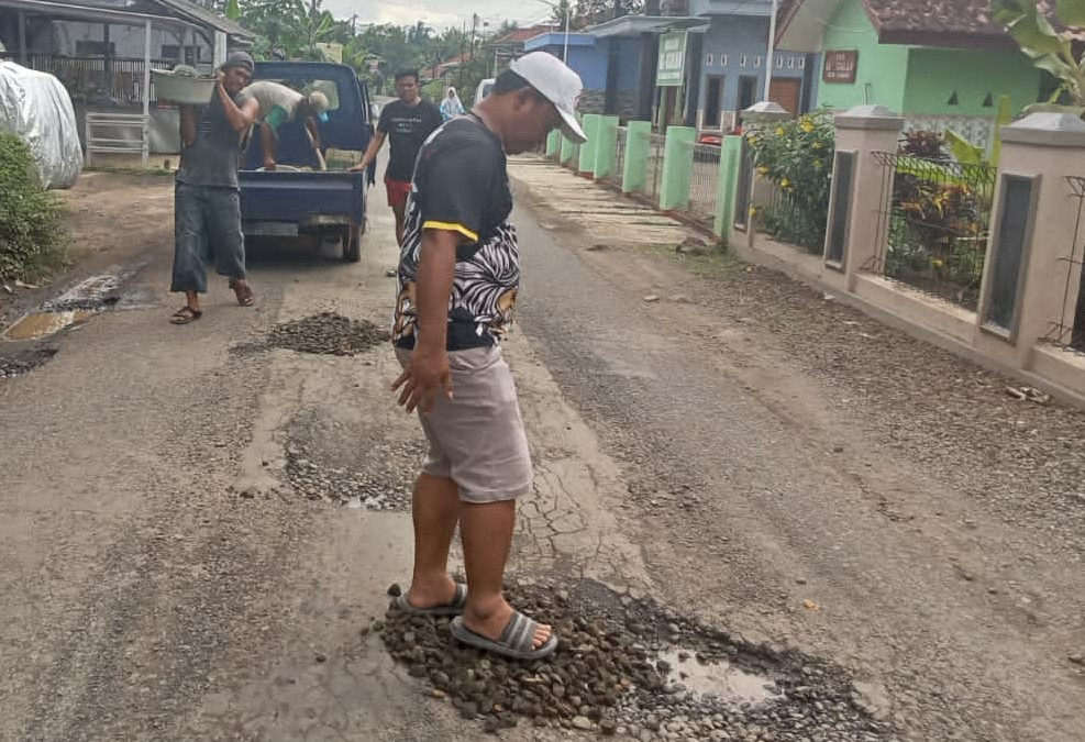 Bahaya, Swadaya Urug Jalan Kabupaten Berlubang di Pandak