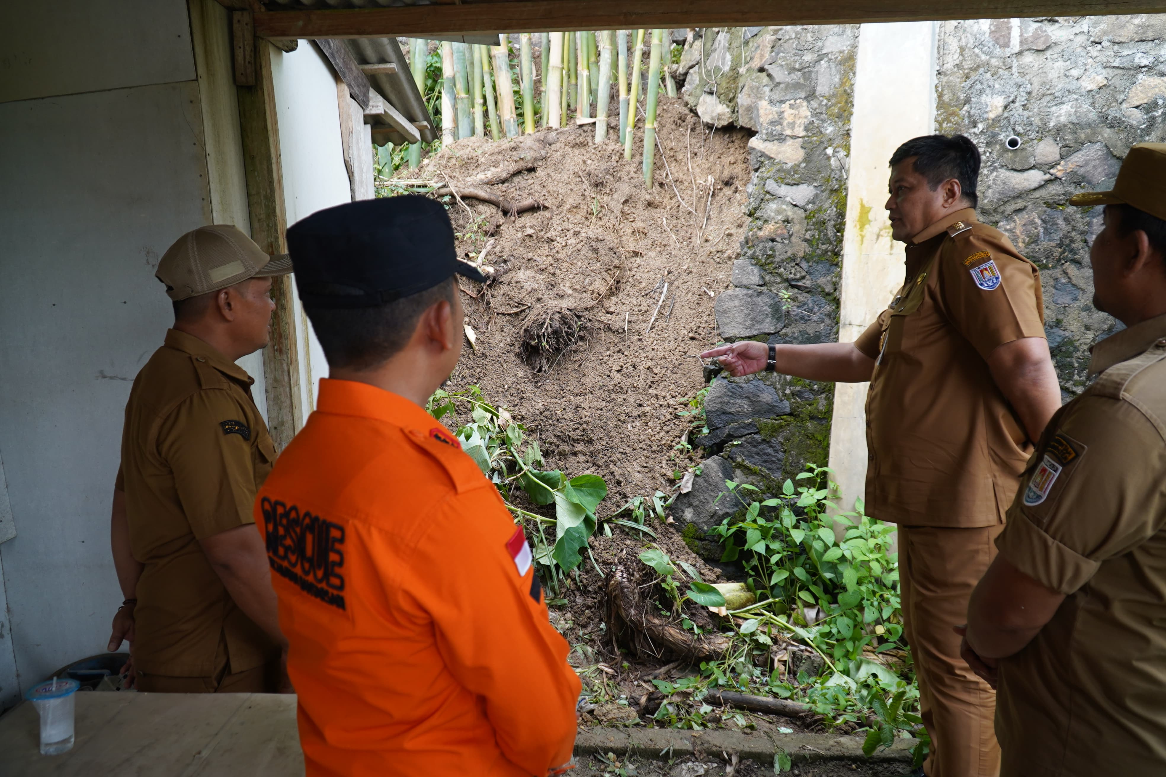 Hujan Dengan Intensitas Tinggi Akibatkan Tebing Setinggi 2,5 Meter Longsor