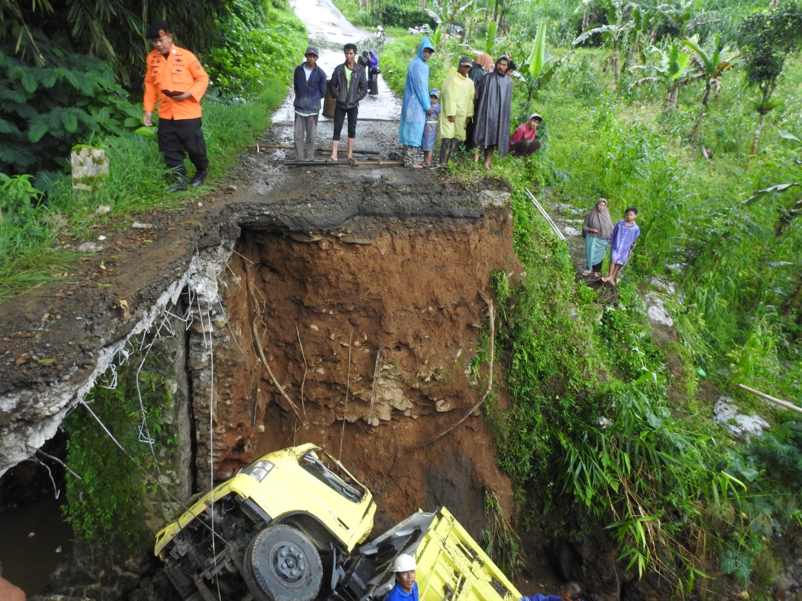 Jembatan Ambrol di Banjarnegara, Truk Bermuatan Pasir Terjun ke Sungai