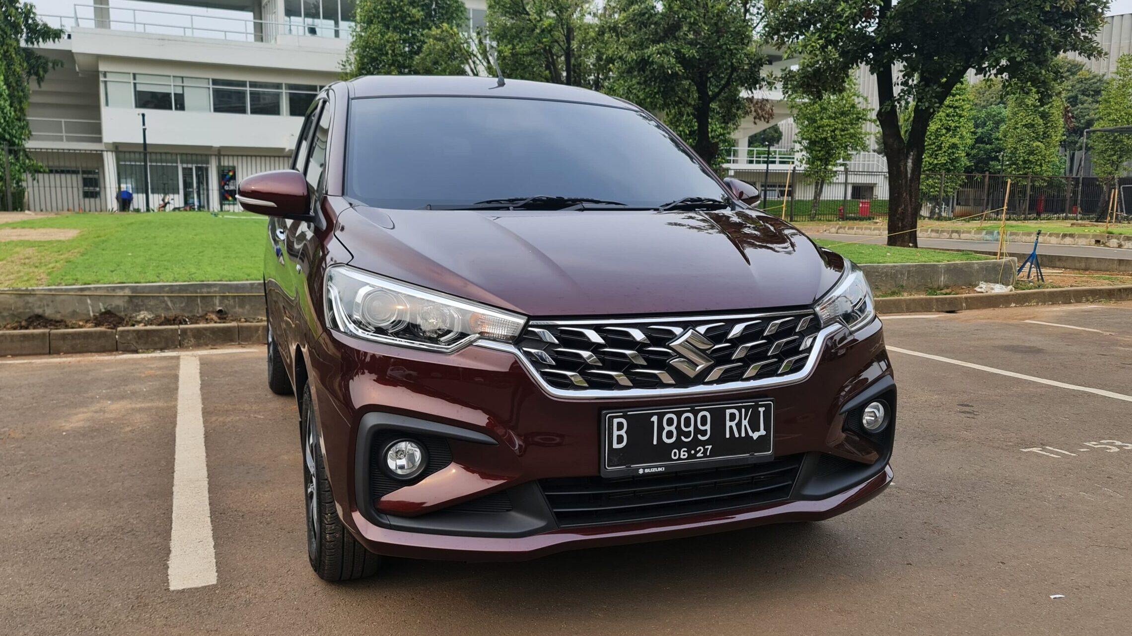Cari Mobil Keluarga? Suzuki Ertiga GX Hybrid 2025 Tampil Makin Modern & Irit
