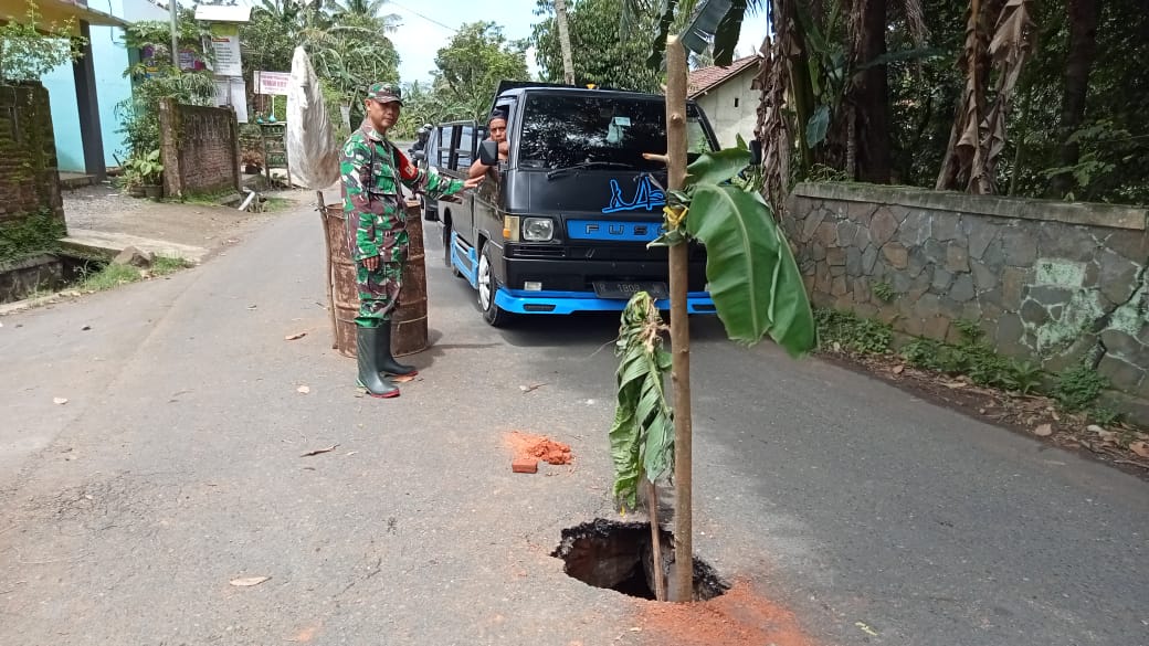 Bolong, Jembatan Kali Seliling Desa Papringan Amblas, Jalan Tidak Bisa di Lalui Kendaraan Berat