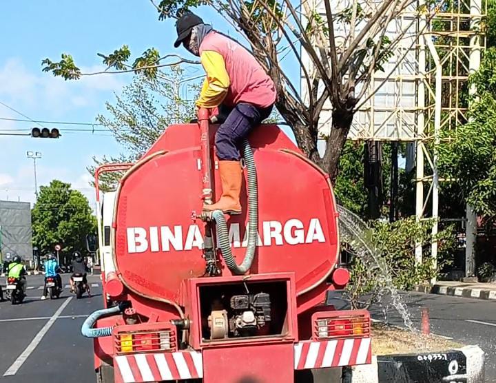 Tanaman Median Jalan Mulai Mengering, DPUPR Purbalingga Gelontorkan 15 Ribu Liter Air Bersih per Hari