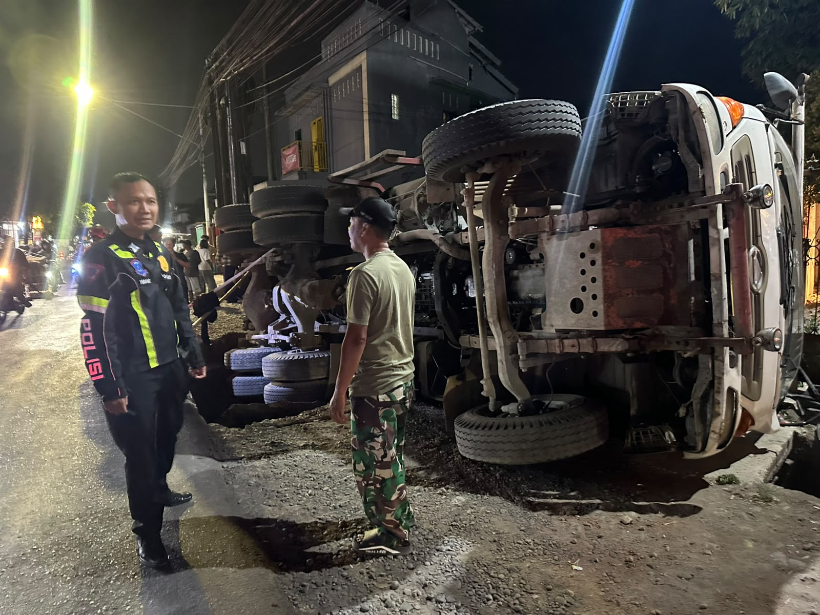 Bahu Jalan Senopati Ambles, Truk Molen Terguling di Kembaran Banyumas