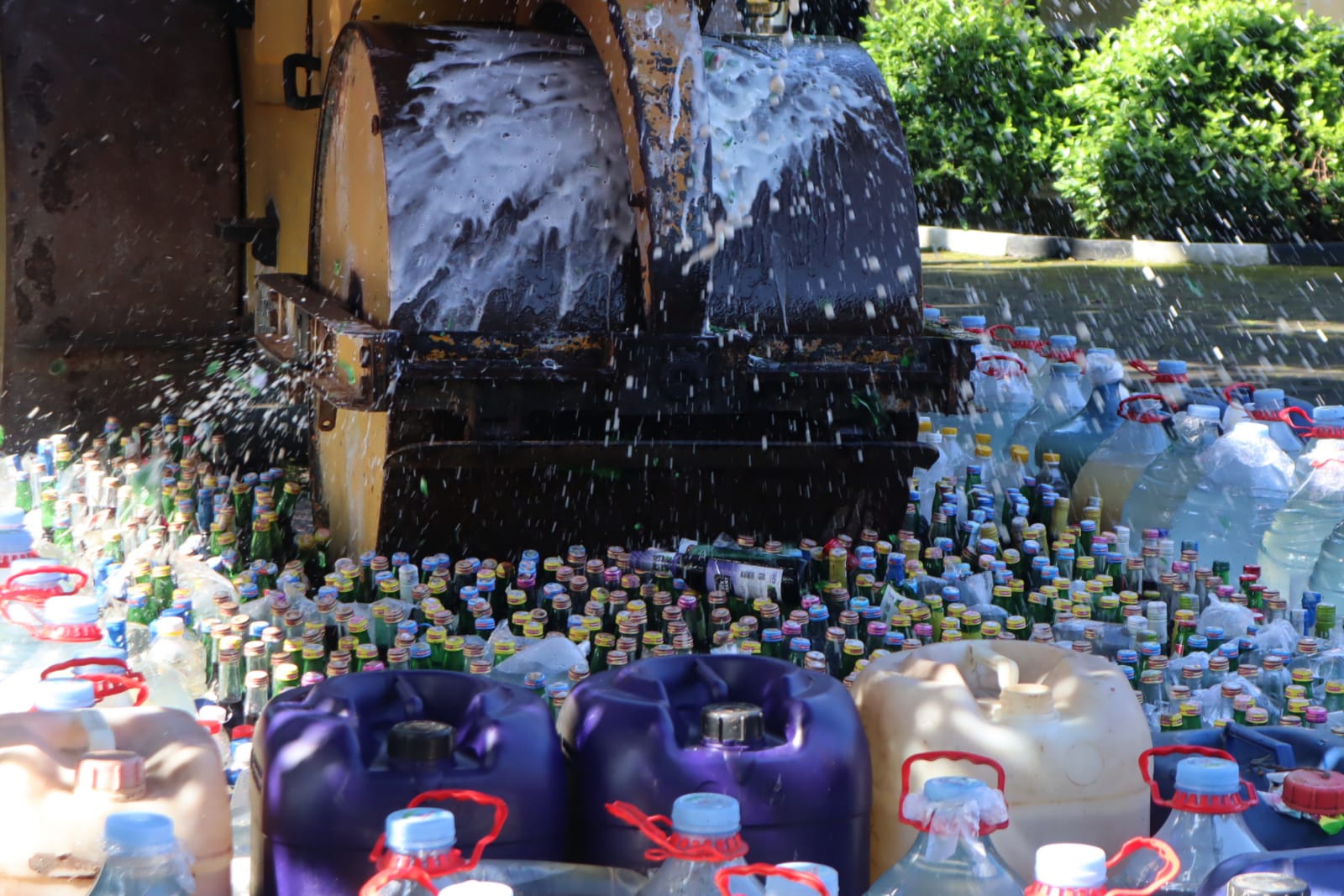 679 Botol Miras dan 1.968 Liter Mihol Ilegal di Banyumas Dimusnahkan