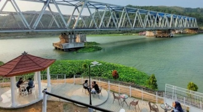 Serayu Coffe And Eatery, Kafe Dengan Pemandangan Jembatan Kereta Di Banyumas!