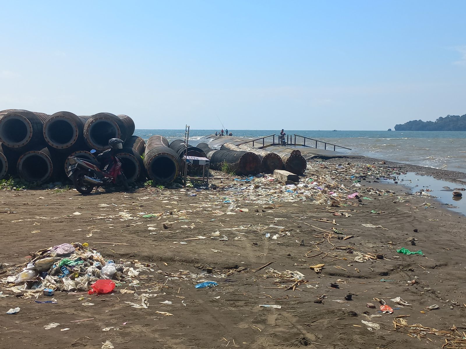 Sampah Masih Menumpuk di Teluk Penyu, Warga Minta Solusi