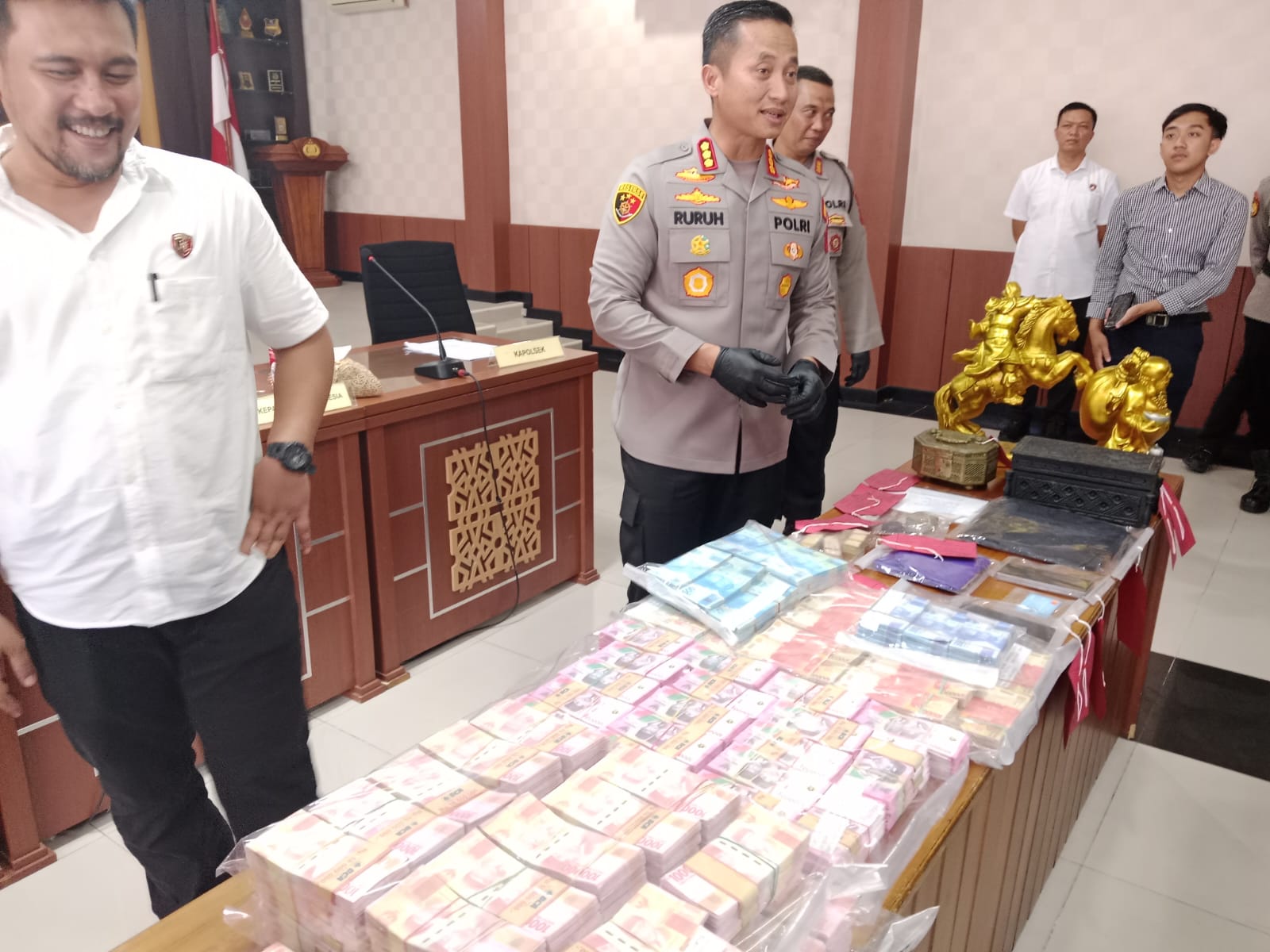 Tipu Warga Prabumulih, Warga Karangmangu Ditangkap, Upal Senilai Rp 3 Miliar Ditemukan dari Rumah Tersangka